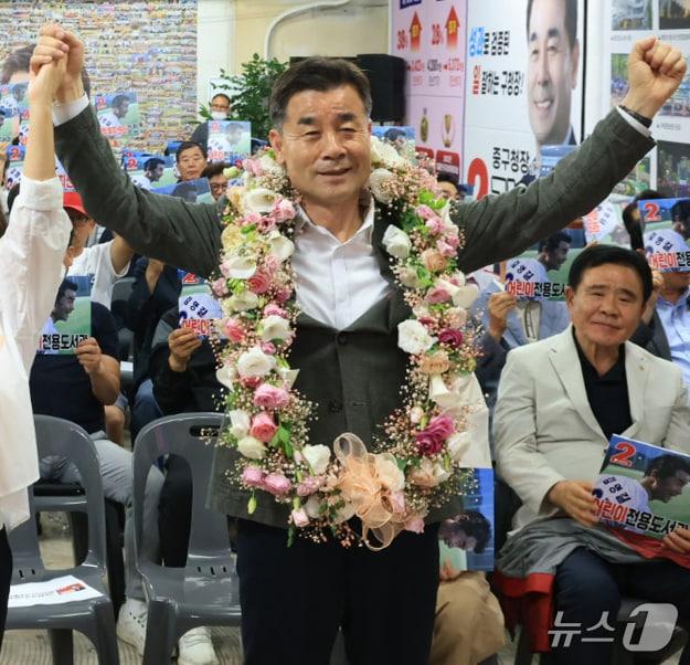 본문 이미지 - 김영길 국민의힘 울산 중구청장 후보가 4일 울산 중구에 마련된 자신의 선거캠프에서 당선이 확실시 되자 꽃목걸이를 걸고 환호하고 있다. (김영길 후보 캠프 제공. 재판매 및 DB 금지) 2026.6.4 ⓒ 뉴스1
