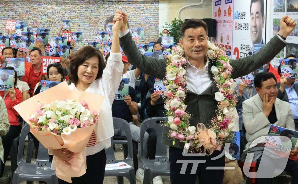 본문 이미지 - 김영길 국민의힘 울산 중구청장 후보가 4일 울산 중구에 마련된 자신의 선거캠프에서 당선이 확실시 되자 꽃목걸이를 걸고 환호하고 있다. (김영길 후보 캠프 제공. 재판매 및 DB 금지) ⓒ 뉴스1 