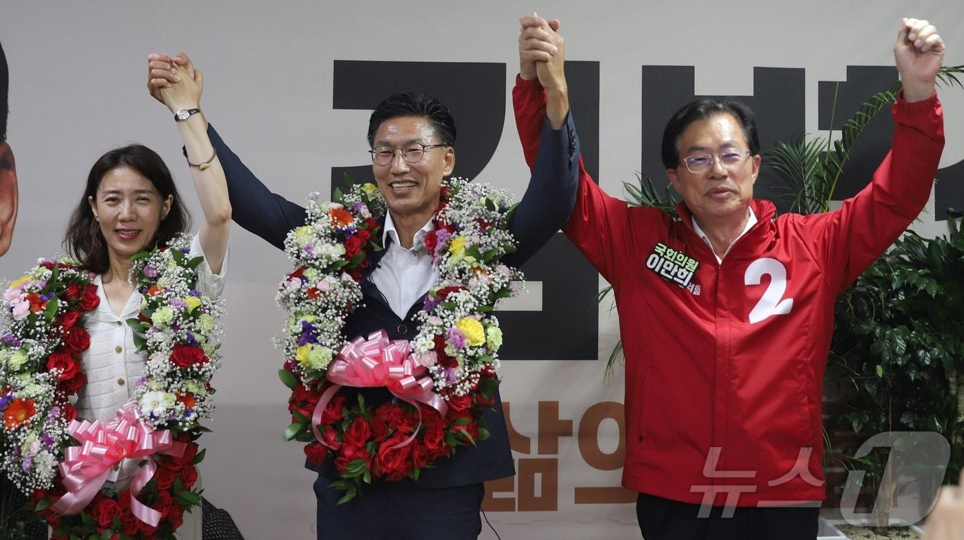 본문 이미지 - 국민의힘 김병삼 영천시장 당선자가 4일 오전 당선이 확정되자 부인과 함께 손을 들어 환호에 답하고 있다. (김병삼 캠프 제공. 재판매 및 DB금지) ⓒ 뉴스1 정우용 기자