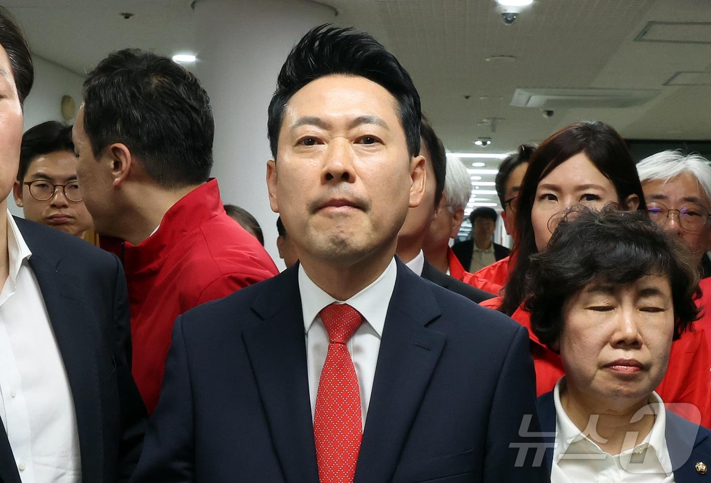 본문 이미지 - 장동혁 국민의힘 대표가 4일 오전 경기 과천 중앙선거관리위원회를 방문해 지난 3일 서울 송파구 등 일부 투표소에서 벌어진 투표용지 부족 사태와 관련해 노태악 중앙선거관리위원장과의 면담을 기다리고 있다. 2026.6.4 ⓒ 뉴스1 김진환 기자