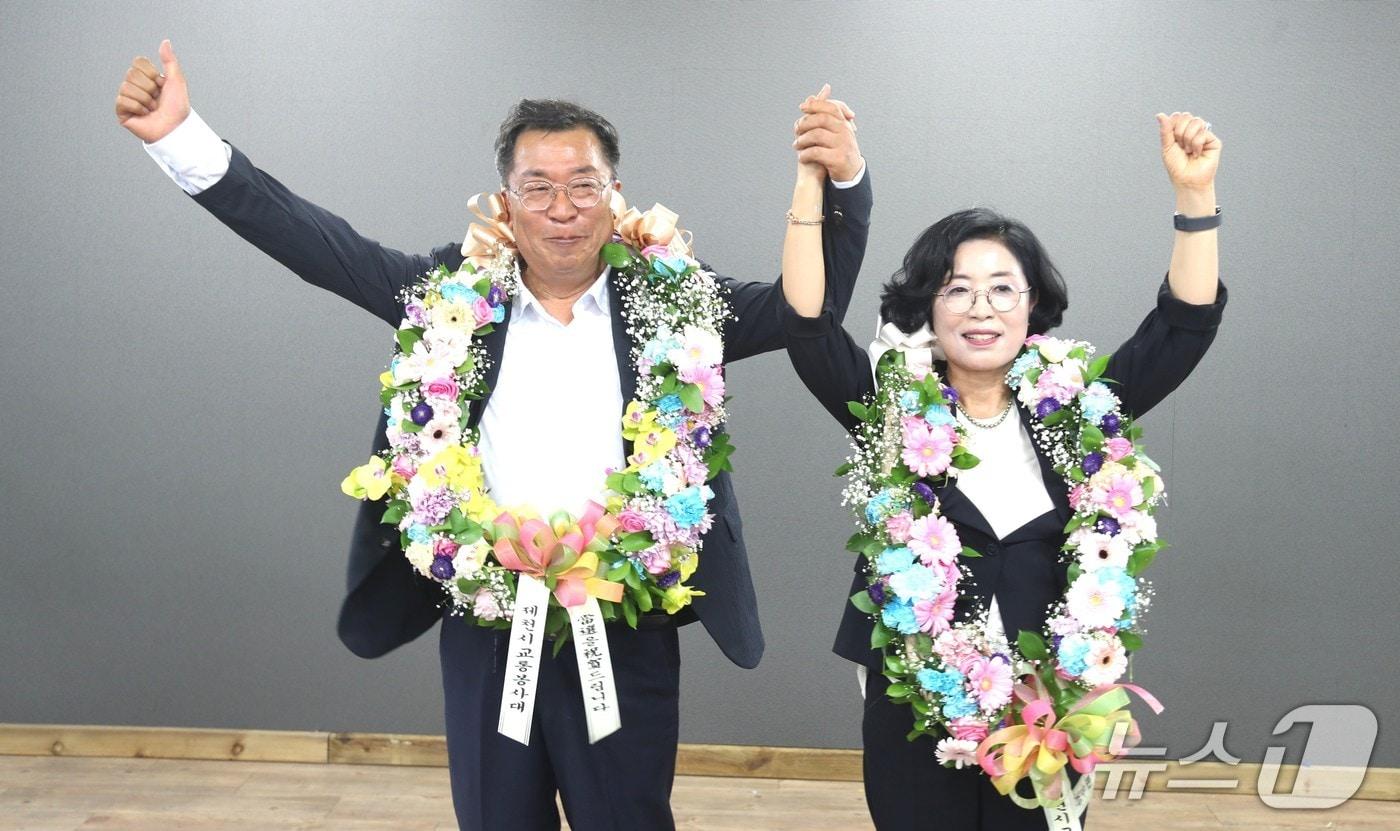 본문 이미지 -  더불어민주당 이상천 제천시장 후보가 당선이 확실시 되자, 두손을 번쩍 들어 기쁨을 만끽했다.2026.6.3/뉴스1 