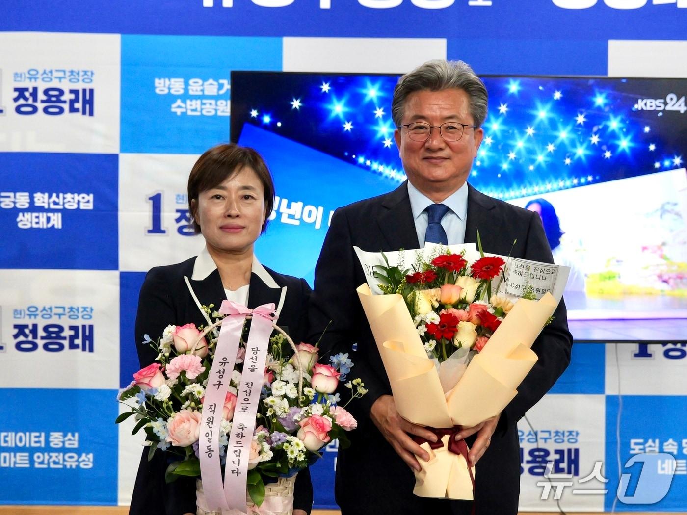 본문 이미지 - 정용래 대전 유성구청장 후보가 꽃다발을 들고 기뻐하고 있다.(후보 캠프 제공. 재판매 및 DB금지)/뉴스1