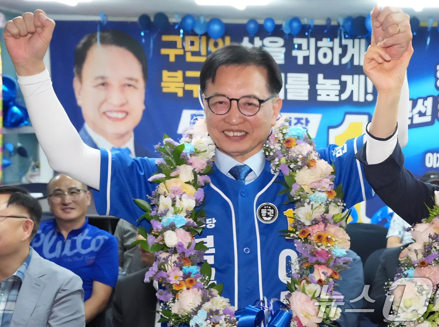 본문 이미지 - 이동권 더불어민주당 울산 북구청장 후보가 4일 울산 북구에 마련된 자신의 선거캠프에서 당선이 확실시 되자 꽃목걸이를 걸고 환호하고 있다. 2026.6.4 ⓒ 뉴스1 조민주 기자