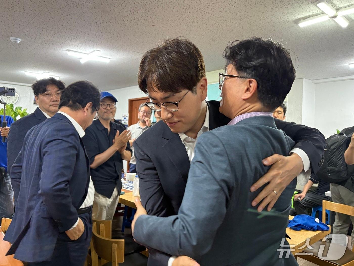 본문 이미지 - 4일 오전 2시쯤 부산 북구갑 국회의원 보궐선거에 출마한 하정우 더불어민주당 후보가 부산 북구 구포동 선거캠프를 찾아 패배를 인정하며 지지자들과 포옹하고 있다. 2026.6.34 ⓒ 뉴스1 박서현 기자
