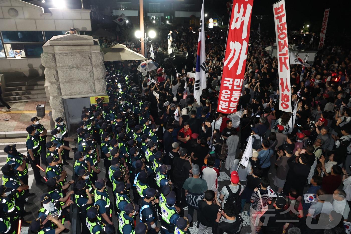 본문 이미지 - 4일 오전 경기 과천시 중앙선거관리위원회 앞에서 시민들이 제9회 전국동시지방선거 투표용지 부족 사태와 관련해 항의를 하고 있다. (공동취재) 2026.6.4 ⓒ 뉴스1 김진환 기자