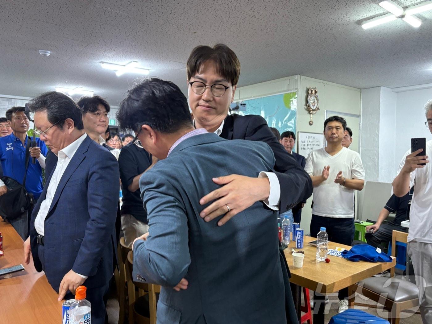 본문 이미지 - 부산 북구갑 국회의원 보궐선거에 출마한 하정우 더불어민주당 후보가 4일 새벽 부산 북구 구포동 선거캠프를 찾아 패배를 인정하며 지지자들과 포옹하고 있다. 2026.6.4 ⓒ 뉴스1 박서현 기자