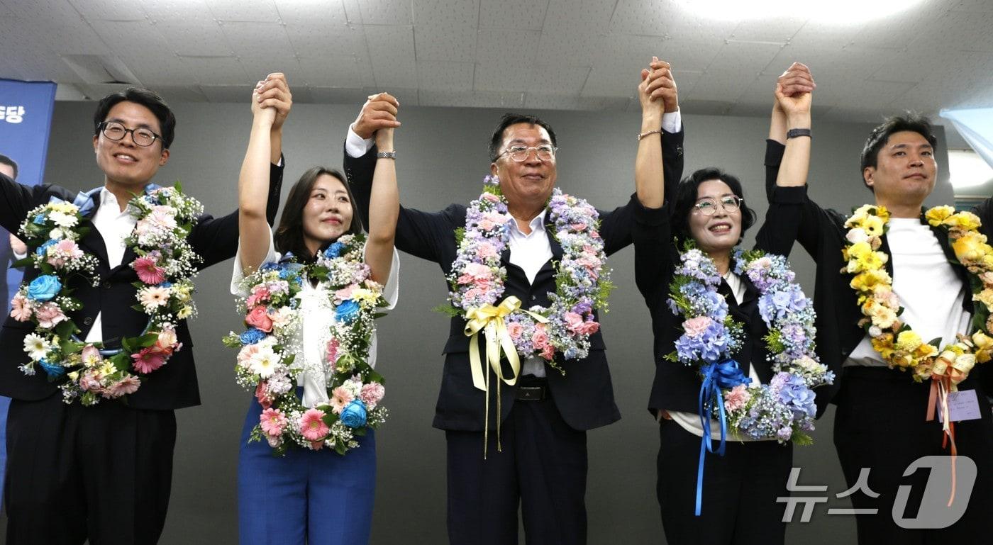 본문 이미지 - 이상천 제천시장 후보가 당선이 확정된 뒤 꽃다발을 받고 기뻐하고 있다.2026.6.4/뉴스1  