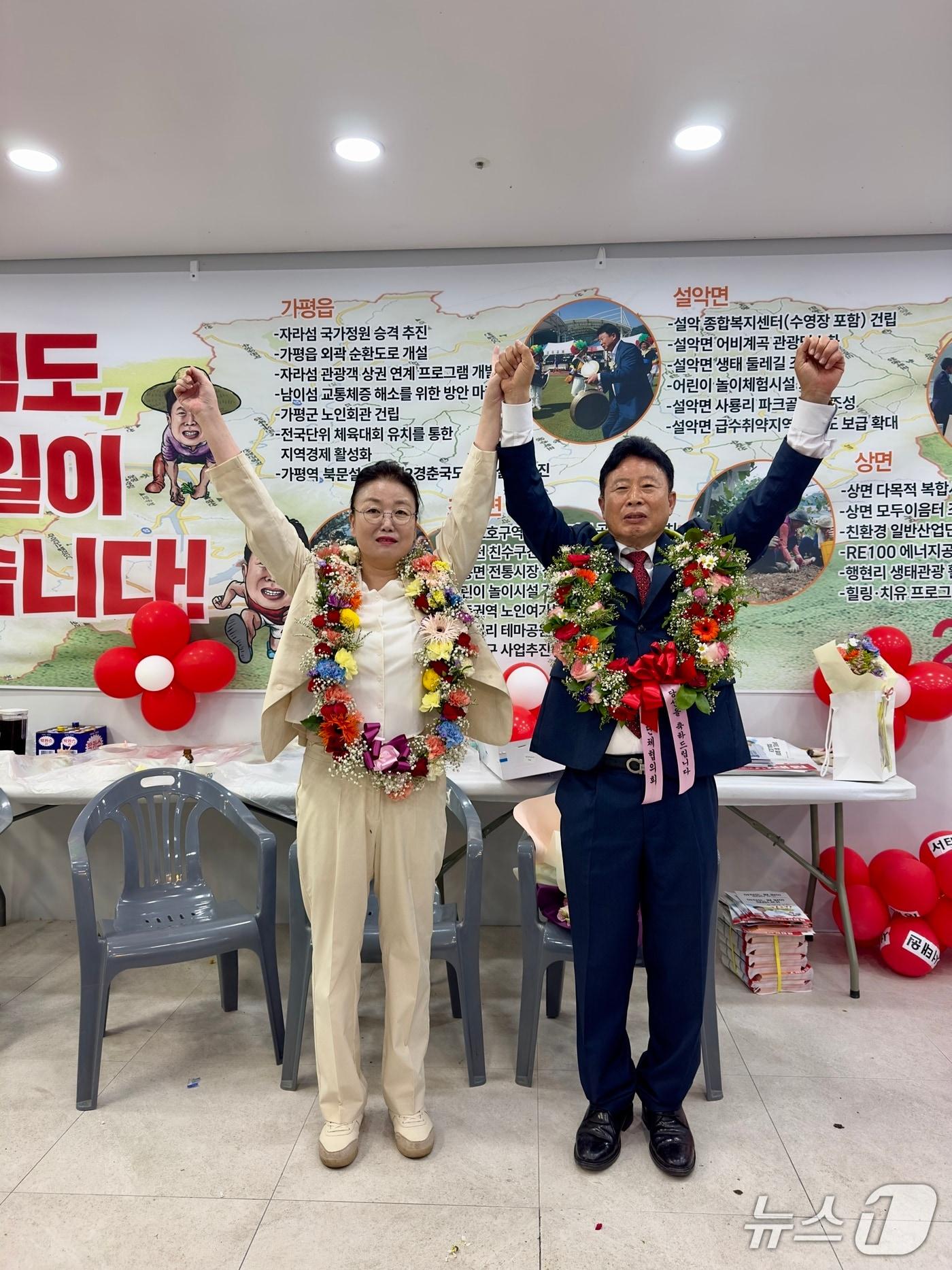본문 이미지 -  서태원 국민의힘 경기 가평군수 당선인이 4일 선거사무소에서 지지자들의 축하를 받고 있다.(서태원 캠프 제공. 재판매 및 DB 금지)/뉴스1