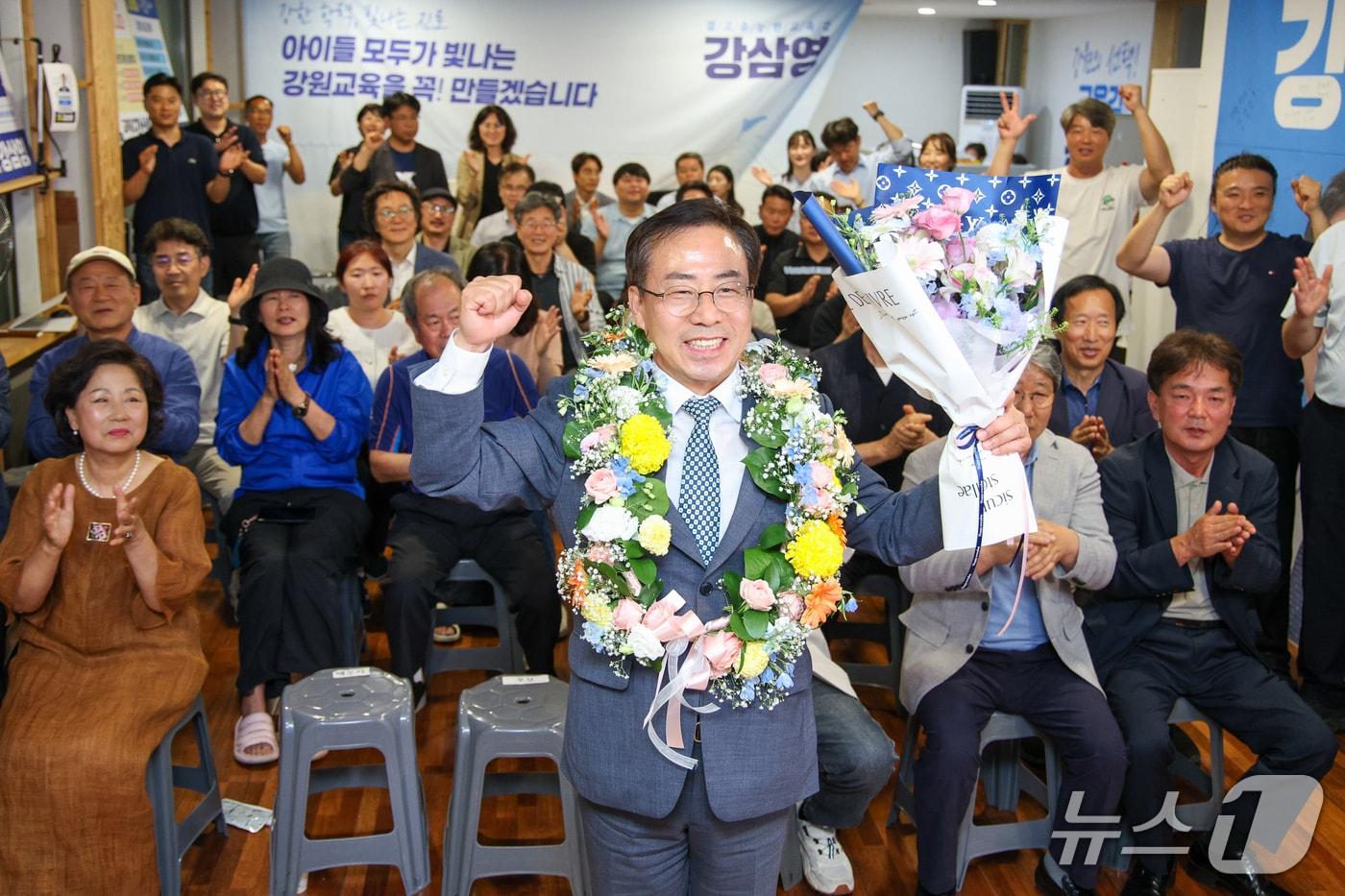 본문 이미지 - 4파전으로 치러진 제9회 전국동시지방선거 강원도교육감 선거에서 진보 성향 강삼영 후보가 당선이 유력시 되자 승리 세리머니를 하고 있다. (강삼영 후보 캠프 측 제공, 재판매 및 DB금지)