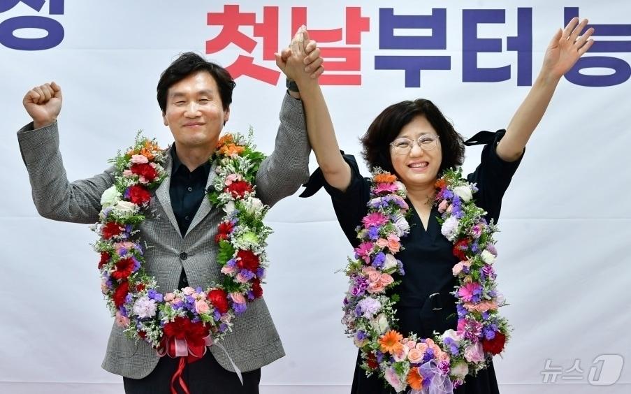 본문 이미지 - 조현일 경산시장 당선자가 4일 오전 당선이 확정된 뒤 부인과 함께 손을 들어 환호하고 있다. (조현일 캠프 제공. 재판매 및 DB금지) ⓒ 뉴스1 정우용 기자