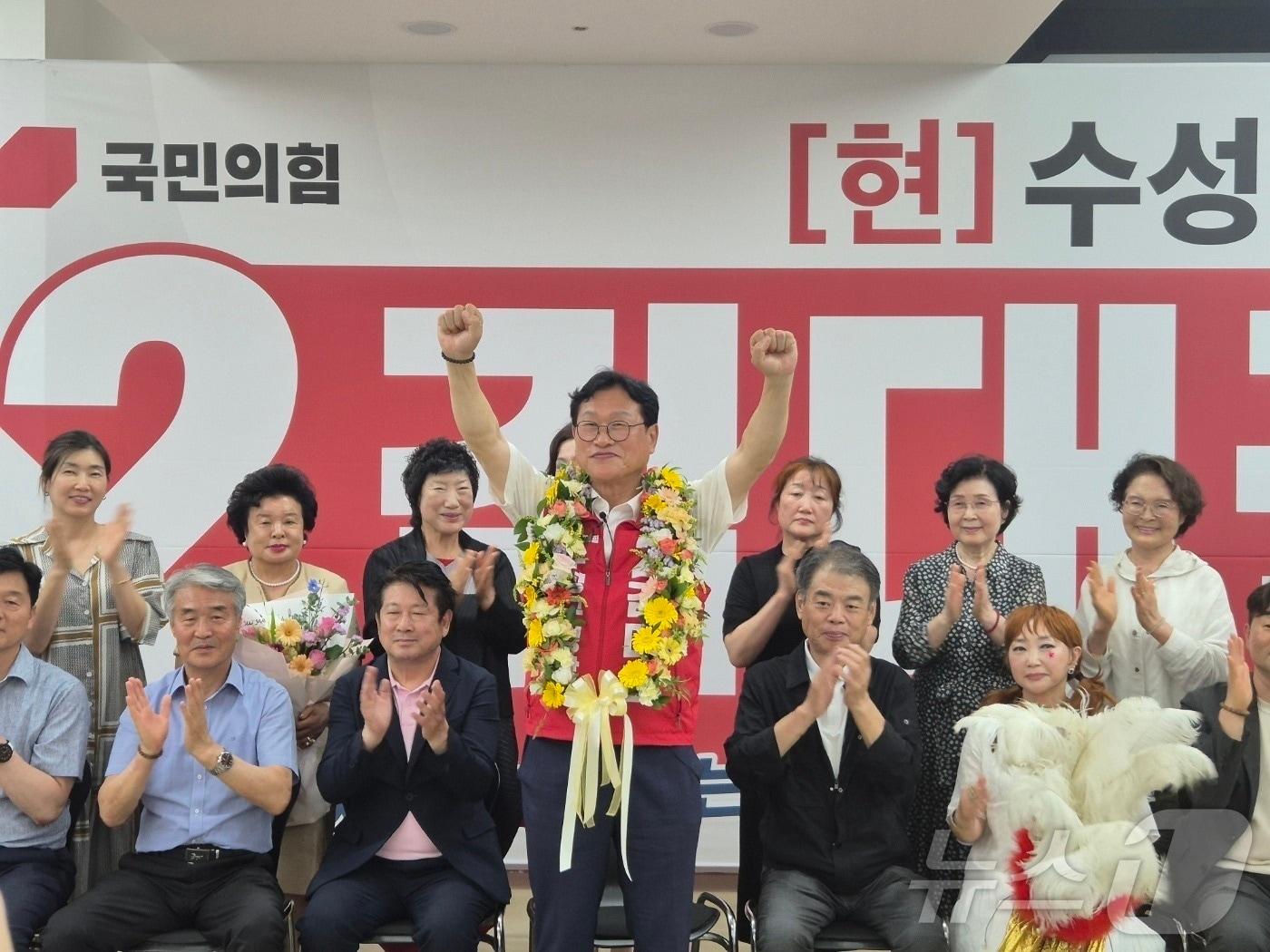 본문 이미지 - 김대권 대구 수성구청장 후보가 4일 당선이 유력시되자 축하 꽃목걸이를 받고 기뻐하고 있다. (김대권 후보 캠프 제공. 재판매 및 DB 금지) 2026.6.4 ⓒ 뉴스1 이성덕 기자