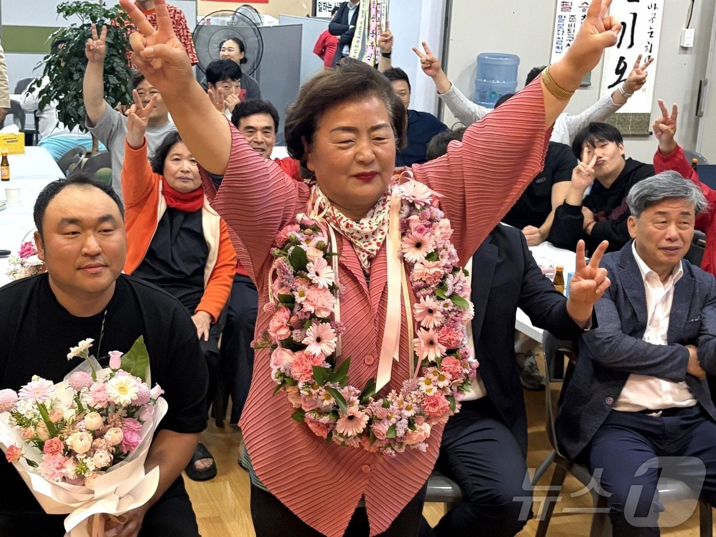 본문 이미지 - 천기옥 국민의힘 울산 동구청장 후보가 4일 울산 동구에 마련된 자신의 선거캠프에서 당선이 확실시 되자 꽃목걸이를 걸고 환호하고 있다.(천기옥 당선인 캠프 제공. 재판매 및 DB금지) ⓒ 뉴스1 김세은 기자