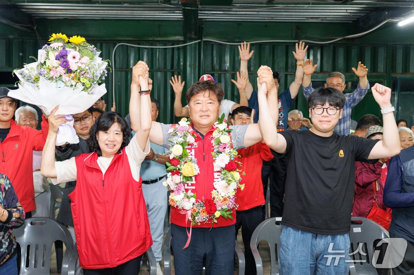 본문 이미지 - 제9회 전국동시지방선거 강원 철원군수 선거에서 김동일 국민의힘 후보가 4일 오전 당선을 확정 지은 뒤 승리 세리머니를 하고 있다.(김동일 후보 캠프 측 제공, 재판매 및 DB금지) 