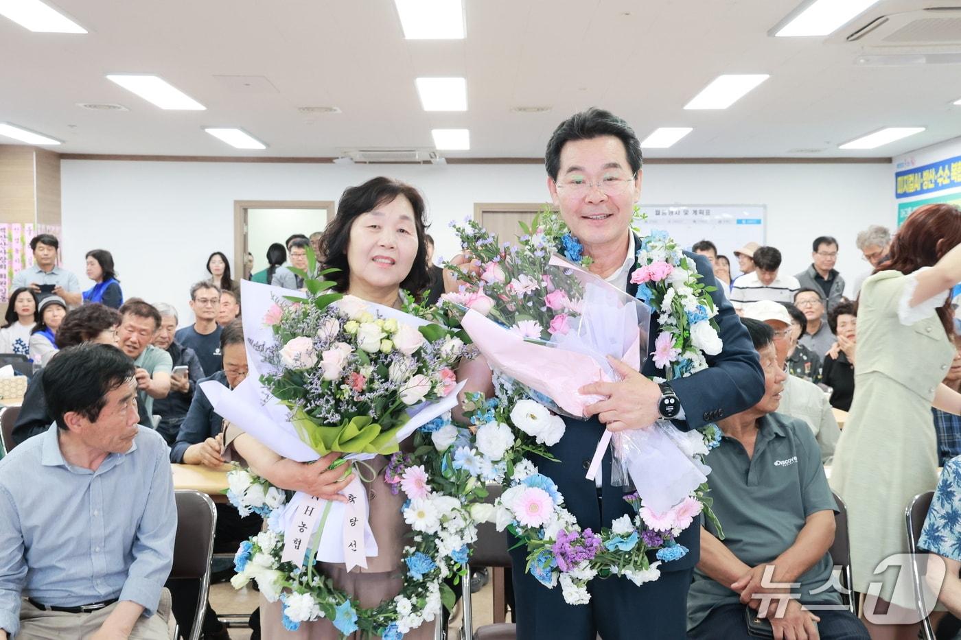 본문 이미지 - 권익현 민주당 부안군수 후보가 4일 자신의 선거사무소에서 개표 상황을 지켜본 가운데 당선이 확정되자 기뻐하고 있다.(선거사무소 제공. 재판매 및 DB금지)