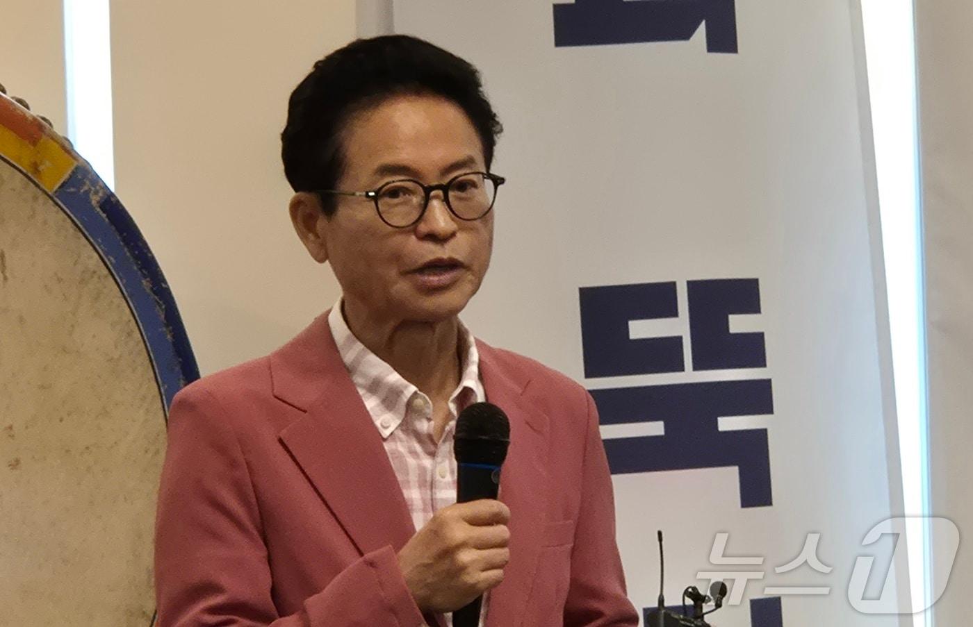 본문 이미지 - 이철우 경북도지사 후보가 4일 새벽 경북 안동 선거사무소에서 "이제부터는 오직 경북＂이라며 ＂더 큰 경북, 더 강한 대한민국을 위해 혼신의 힘을 다하겠다＂고 말하고 있다. 2026.6.4 ⓒ 뉴스1 김대벽기자