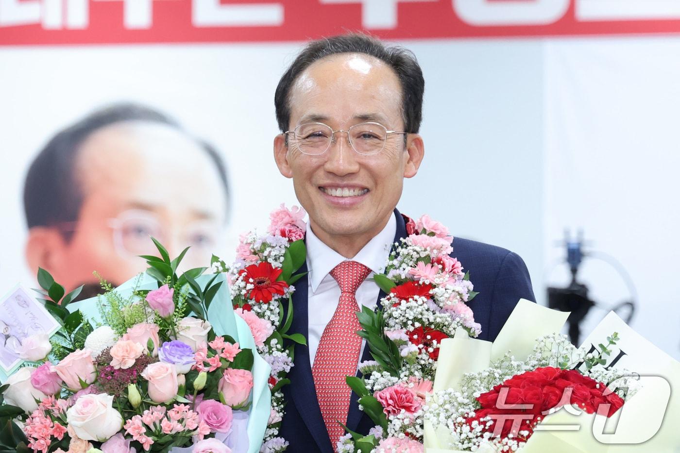 본문 이미지 - 추경호 국민의힘 대구시장 후보가 4일 대구 수성구 자신의 선거사무소에서 당선 인사를 하고 있다. 2026.6.4 ⓒ 뉴스1 신웅수 기자