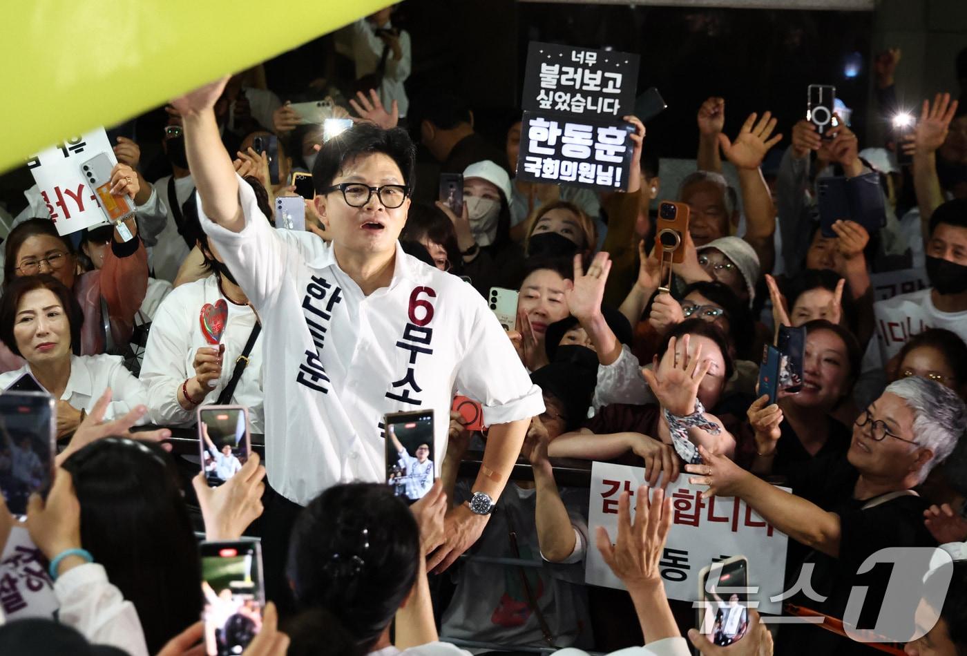본문 이미지 - 한동훈 무소속 부산 북구갑 국회의원 후보가 4일 새벽 부산 북구 선거사무소 앞에서 지지자들에게 감사 인사를 하고 있다. 2026.6.4 ⓒ 뉴스1 최지환 기자