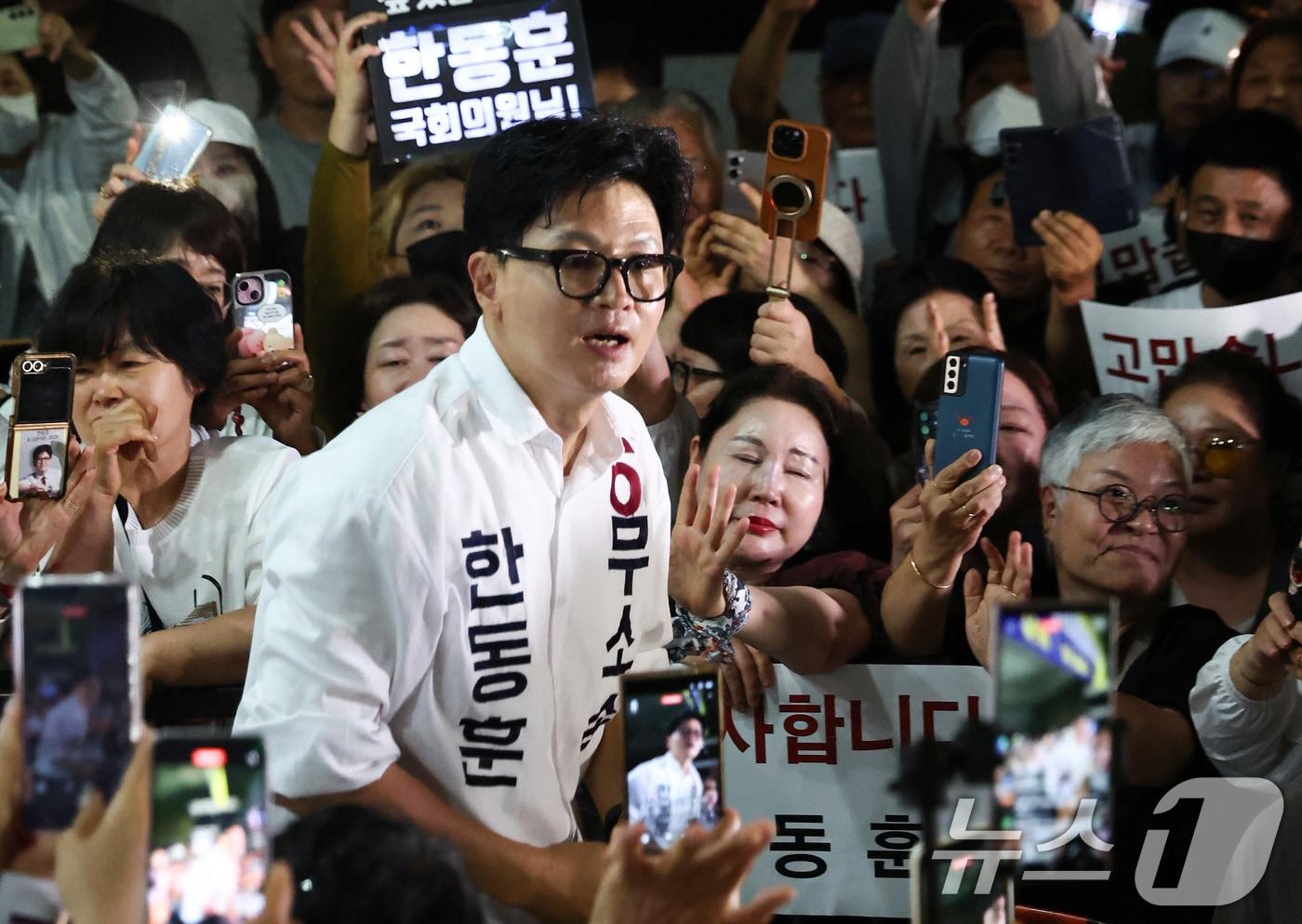 본문 이미지 - 한동훈 무소속 부산 북구갑 국회의원 후보가 4일 새벽 부산 북구 선거사무소 앞에서 지지자들에게 감사 인사를 하고 있다. 2026.6.4 ⓒ 뉴스1 최지환 기자