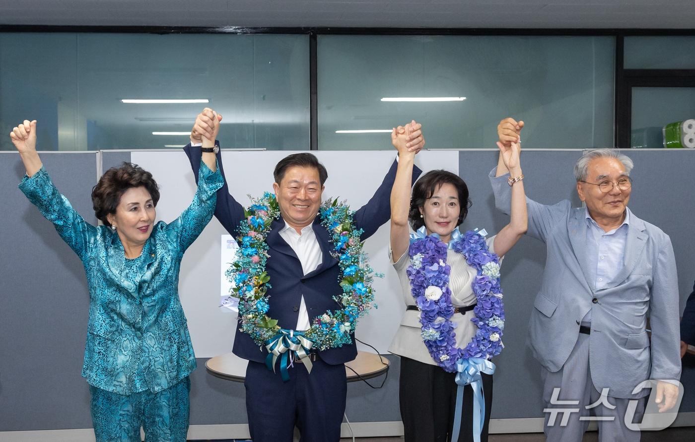 본문 이미지 - 박승원 더불어민주당 광명시장 후보 당선인.(왼쪽 두 번째, 박 당선인 캠프 측 제공)