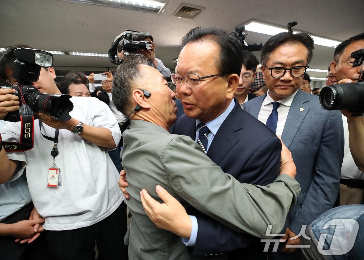 본문 이미지 - 김부겸 더불어민주당 대구시장 후보가 4일 오전 대구 달서구 선거캠프에서 낙선 인사를 마친 뒤 지지자들과 인사 나누고 있다. 2026.6.4 ⓒ 뉴스1 공정식 기자