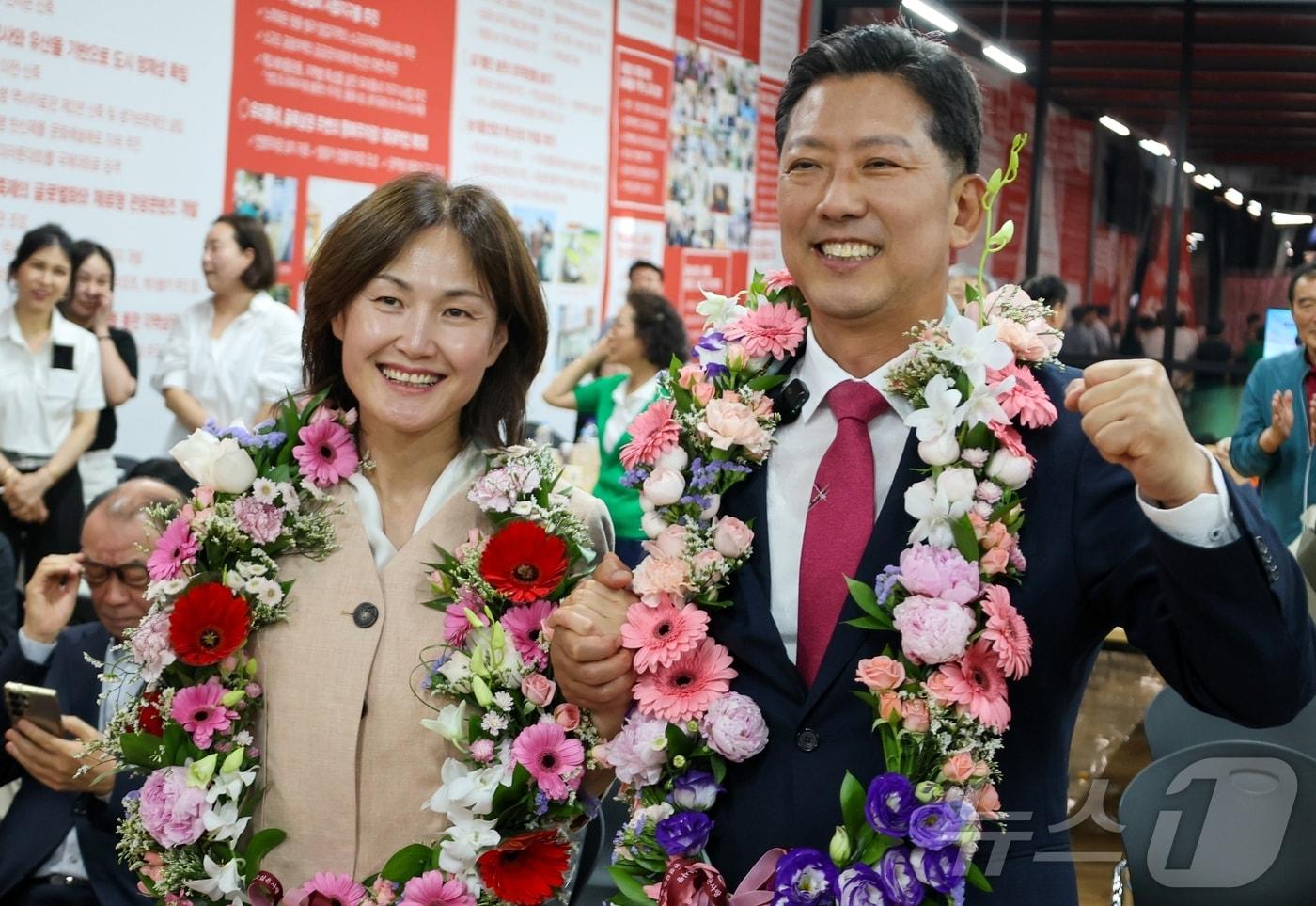 본문 이미지 - 재선에 성공한 김장호 구미시장 당선자가 4일 오전 당선이 확정되자 부인과 함께 지지자들의 환호에 답하고 있다.(김장호 캠프 제공. 재판매 및 DB금지) ⓒ 뉴스1 정우용 기자