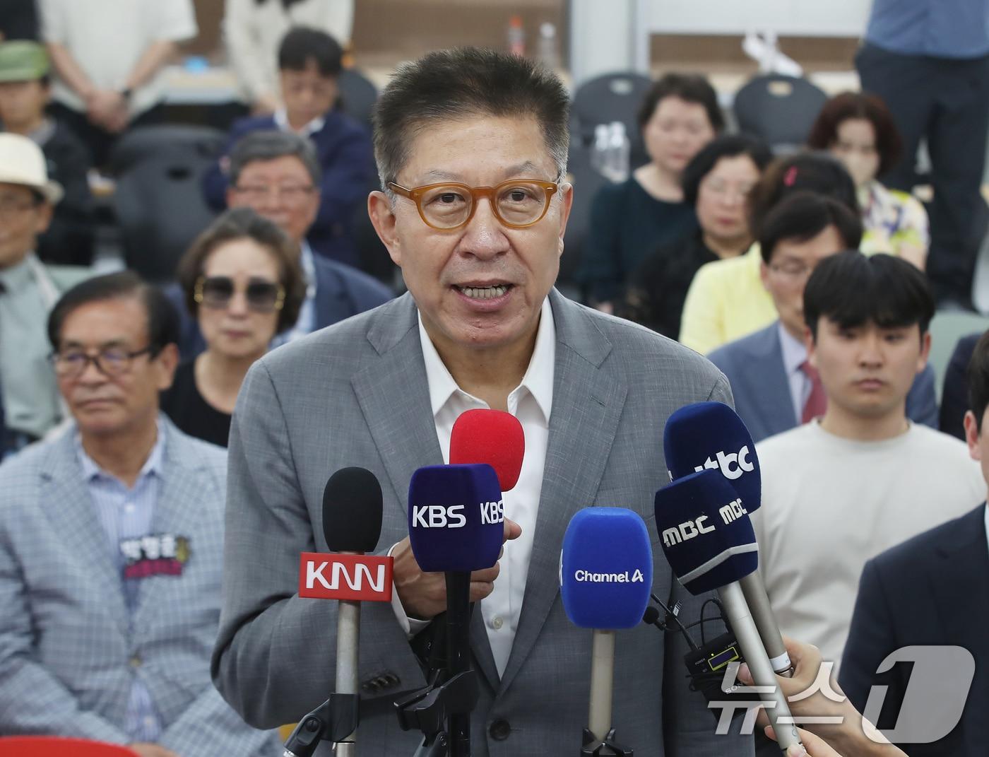 본문 이미지 - 박형준 국민의힘 부산시장 후보가 4일 새벽 부산 부산진구 자신의 선거사무소에서 지지자들에게 감사의 인사를 전하고 있다. 2026.6.4 ⓒ 뉴스1 윤일지 기자