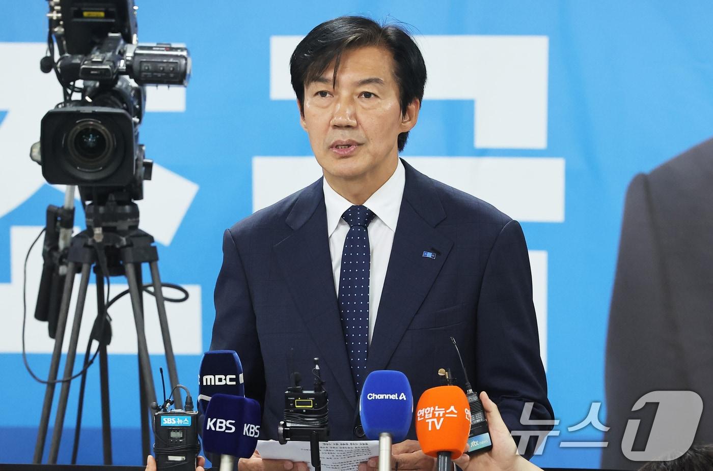 본문 이미지 - 경기 평택을 국회의원 재선거에 출마한 조국혁신당 조국 후보가 4일 경기 평택시 선거사무소에서 선거 패배를 인정하고 있다. (공동취재) 2026.6.4 ⓒ 뉴스1 김영운 기자
