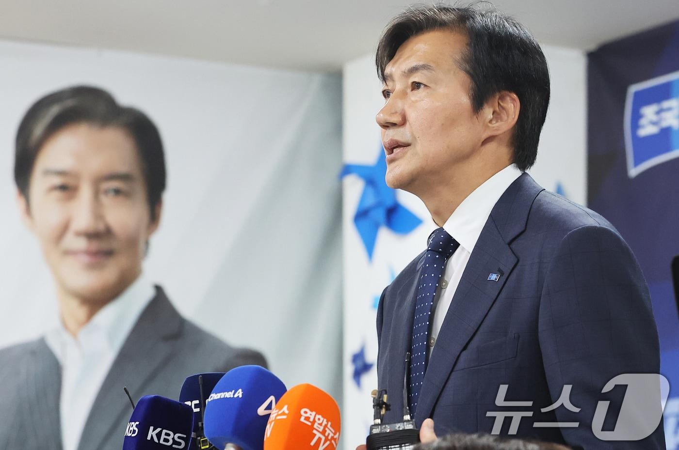 본문 이미지 - 경기 평택을 국회의원 재선거에 출마한 조국혁신당 조국 후보가 4일 경기 평택시 선거사무소에서 선거 패배를 인정하고 있다. (공동취재) 2026.6.4 ⓒ 뉴스1 김영운 기자