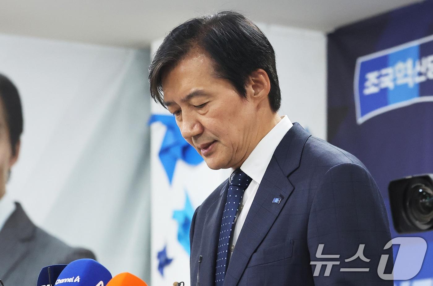 본문 이미지 - 경기 평택을 국회의원 재선거에 출마한 조국혁신당 조국 후보가 4일 경기 평택시 선거사무소에서 선거 패배를 인정하고 있다. (공동취재) 2026.6.4 ⓒ 뉴스1 김영운 기자