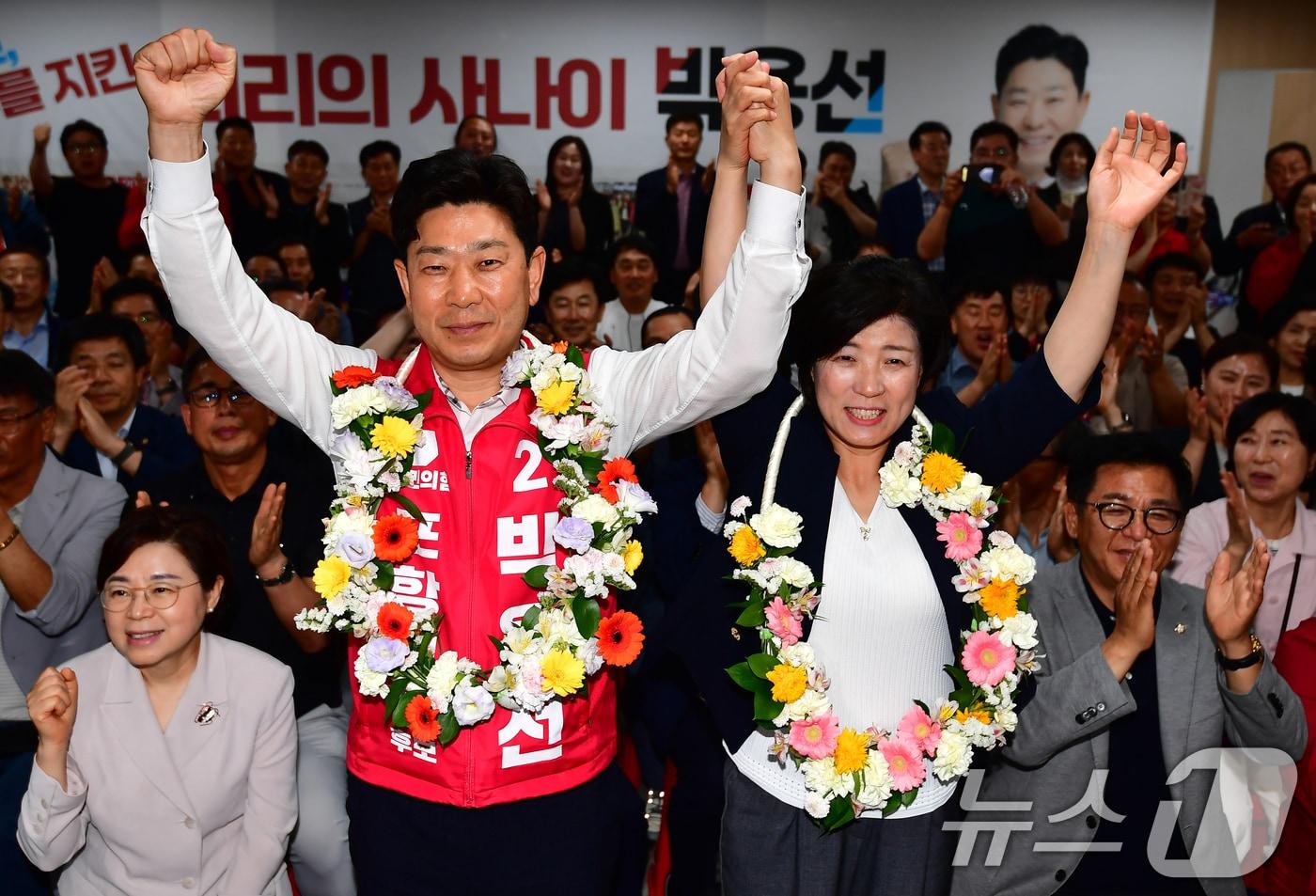 본문 이미지 - 박용선 국민의힘 경북 포항시장 후보가 4일 오전 대잠동 선거캠프에서 당선이 유력시 되자 부인과 함께 세리머니를 하고 있다. 2026.6.4 ⓒ 뉴스1 최창호 기자