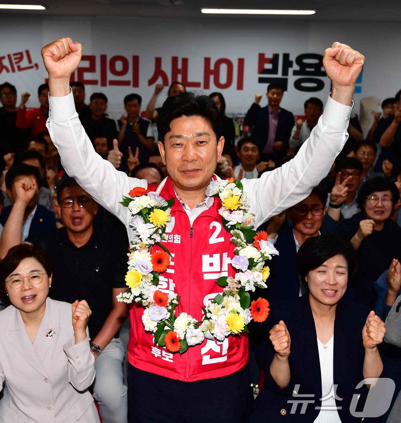 본문 이미지 - 박용선 국민의힘 경북 포항시장 후보가 4일 오전 포항시 대잠동 선거캠프에서 당선이 유력시 되자 지자자들과 함께 세리머니를 하고 있다. 2026.6.4 ⓒ 뉴스1 최창호 기자