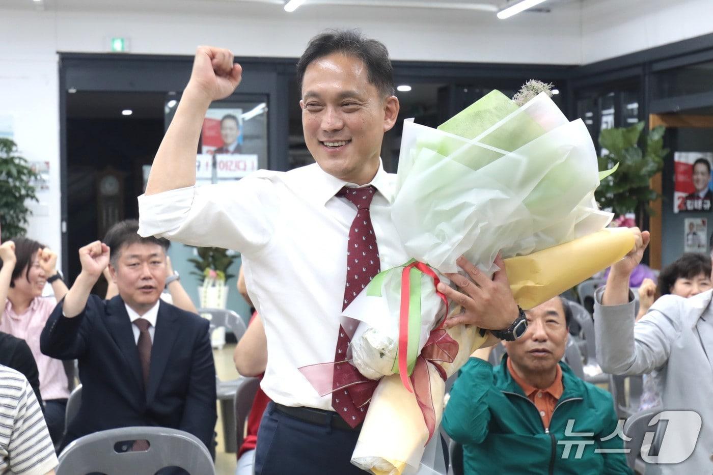 본문 이미지 - 김태규 울산 남구갑 국회의원 보궐선거 국민의힘 후보가 4일 울산 남구 소재 자신의 선거캠프에서 당선이 확실시 되자 꽃다발을 들고 환호하고 있다.2026.06.04.ⓒ 뉴스1 김세은 기자
