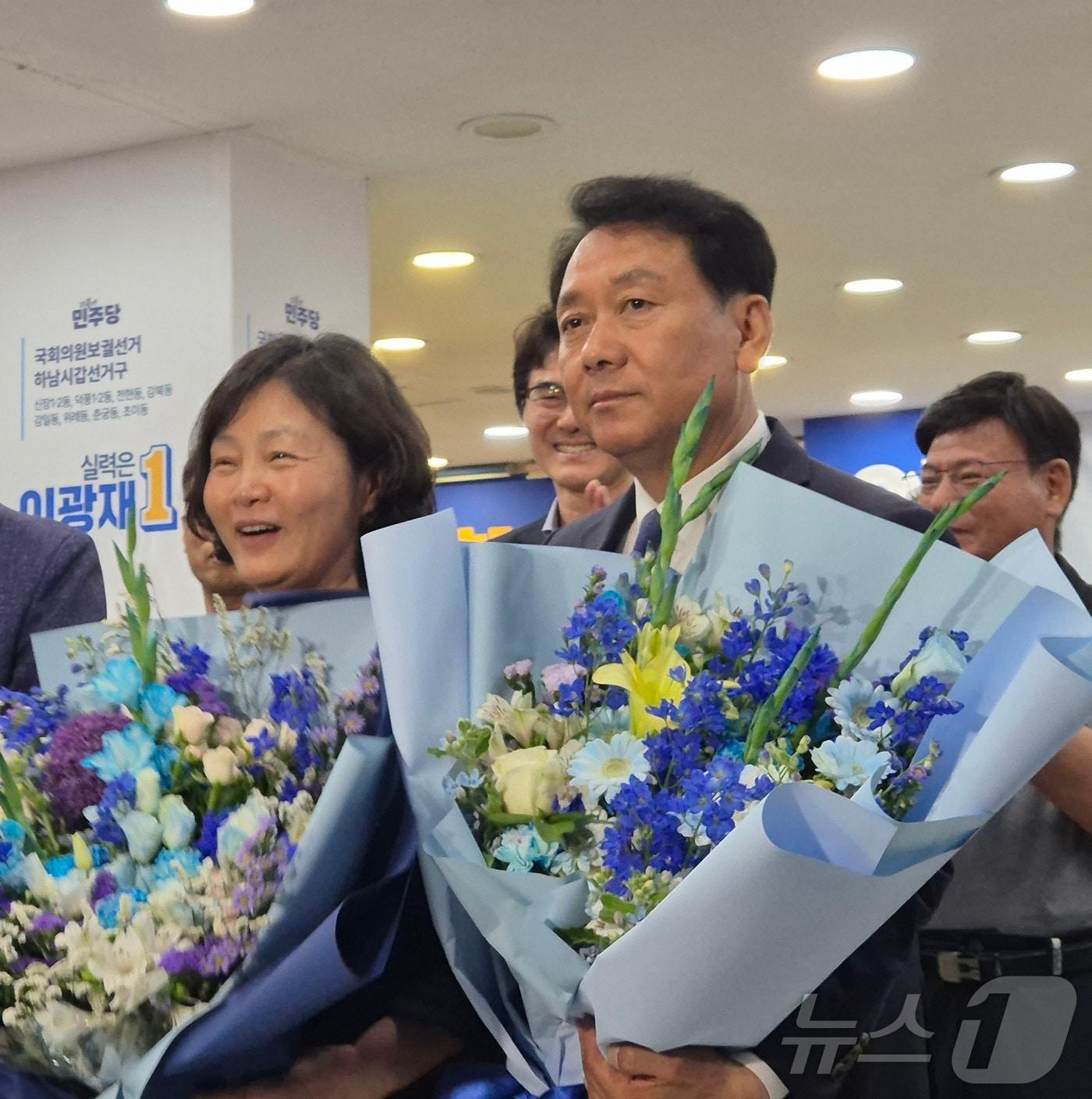 본문 이미지 - 이광재 더불어민주당 경기 하남갑 국회의원 보궐선거 후보가 4일 오전 3시께 경기도 하남시 선거사무소에서 당선 가능성이 확실해지자 지지자들에게 축하를 받고 있다. 2026.6.4 ⓒ 뉴스1 양희문 기자