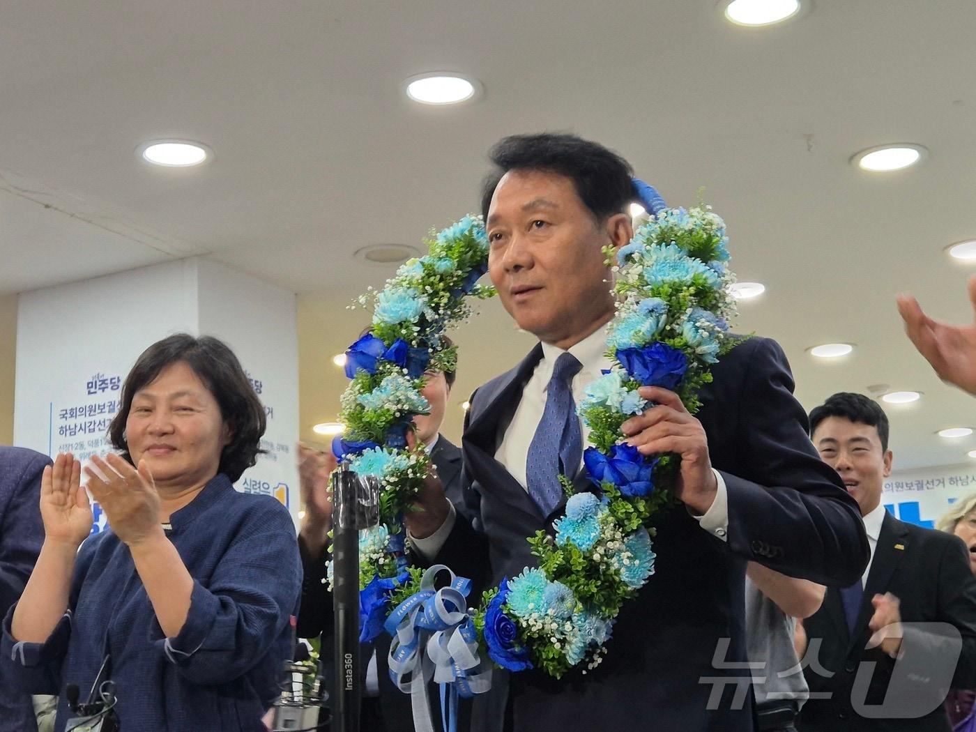 본문 이미지 - 이광재 더불어민주당 경기 하남갑 국회의원 보궐선거 후보가 4일 오전 3시께 하남시 선거사무소에서 당선 가능성이 확실해지자 꽃목걸이를 목에 걸고 있다. 2026.6.4 ⓒ 뉴스1 양희문 기자