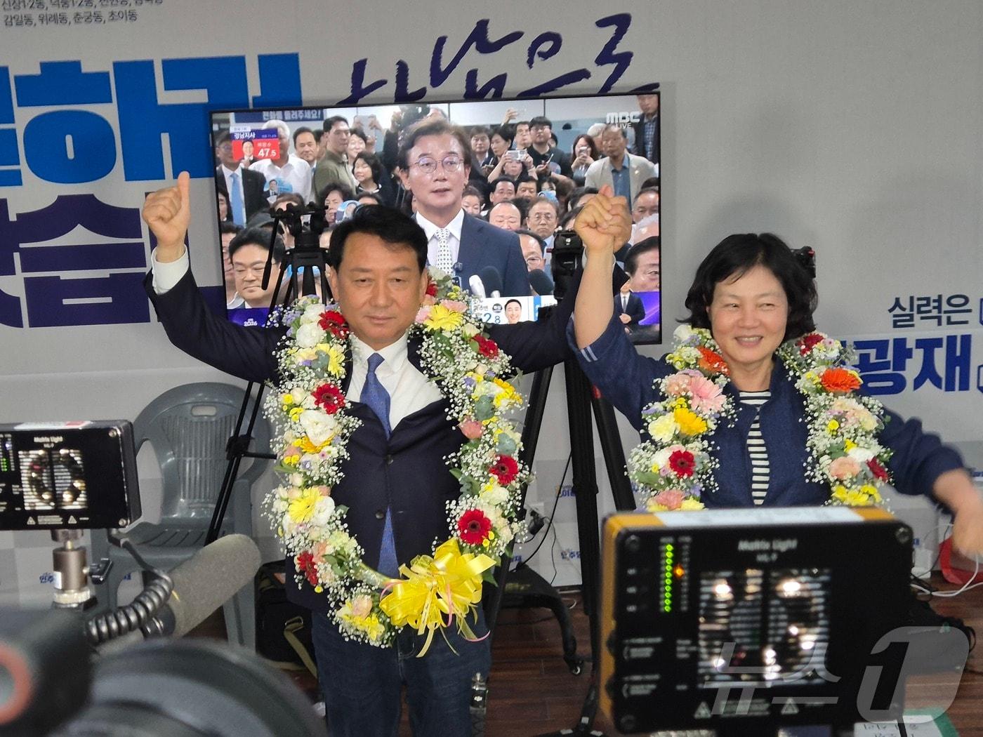 본문 이미지 - 이광재 더불어민주당 경기 하남갑 국회의원 보궐선거 후보가 4일 오전 3시께 하남시 선거사무소에서 당선 가능성이 확실해지자 지지자들을 향해 손들어 인사하고 있다. 2026.6.4 ⓒ 뉴스1 양희문 기자