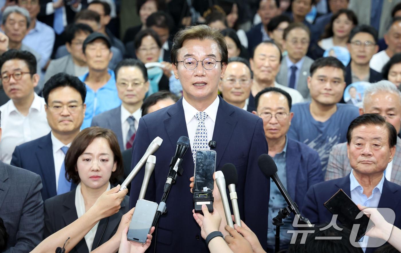 본문 이미지 - 전재수 더불어민주당 부산시장 후보가 4일 새벽 부산 부산진구 자신의 선거사무소에서 제9회 전국동시지방선거 당선이 확실시 되자 소감을 전하고 있다. (공동취재) 2026.6.4 ⓒ 뉴스1 윤일지 기자