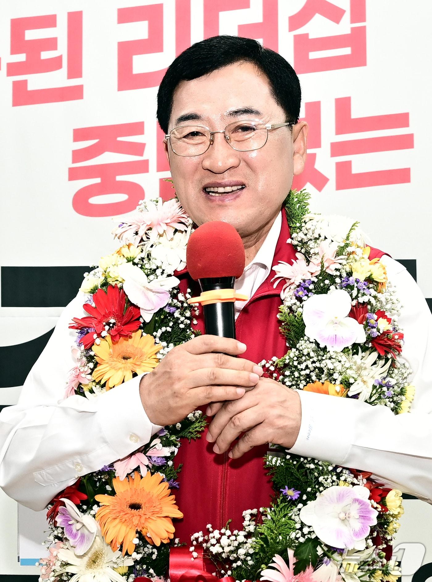 본문 이미지 - 주낙영 국민의힘 경주시장 당선인이 캠프에서 지지자들과 함께 기쁨을 나누고 있다. (주낙영 당선인 캠프제공, 재판매 및 DB금지) 2026.6.4/뉴스1 