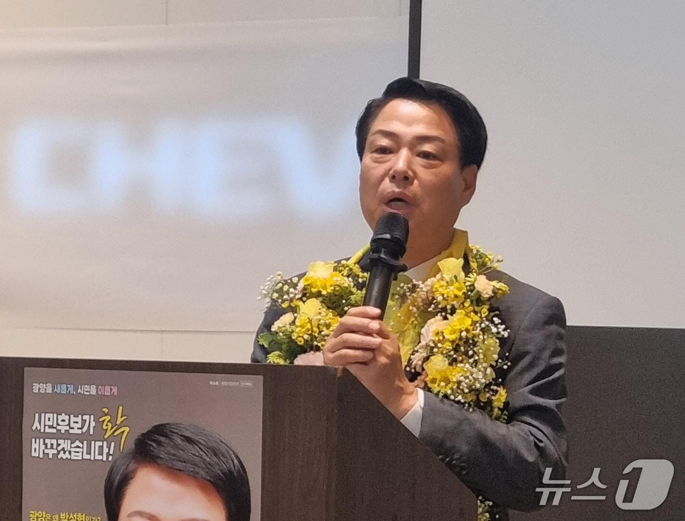 본문 이미지 - 박성현 무소속 전남 광양시장 후보가 4일 6·3 지방선거에서 당선이 확실시 되자 소감을 발표하고 있다. (독자 제공. 재판매 및 DB금지)