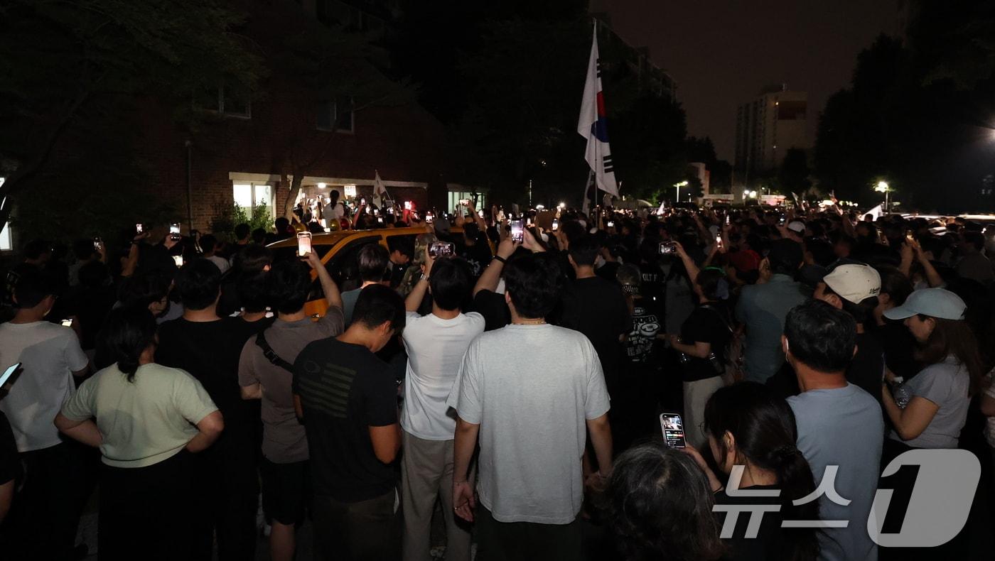 본문 이미지 - 제9회 전국동시지방선거 및 국회의원 재·보궐선거 본투표일에 투표용지 부족으로 투표 시간이 오후 10시까지 연장됐던 서울 송파구 잠실7동 제2투표소 앞에 4일 새벽 투표용지 부족 사태에 항의하는 시민 등이 모여 있다. 2026.6.4 ⓒ 뉴스1 박지혜 기자
