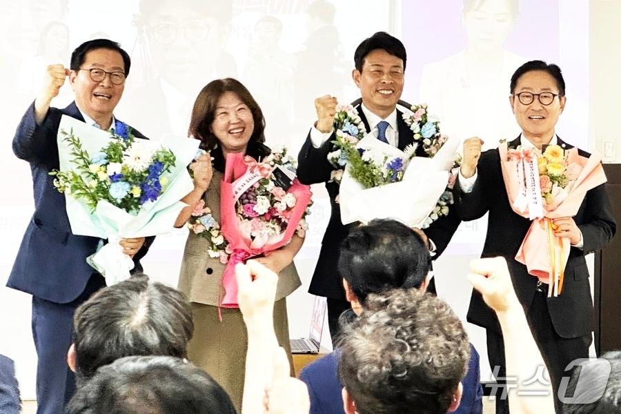 본문 이미지 - 전문학 대전 서구청장 당선인이 꽃다발을 들고 기뻐하고 있다.(후보 캠프 제공. 재판매 및 DB금지)/뉴스1