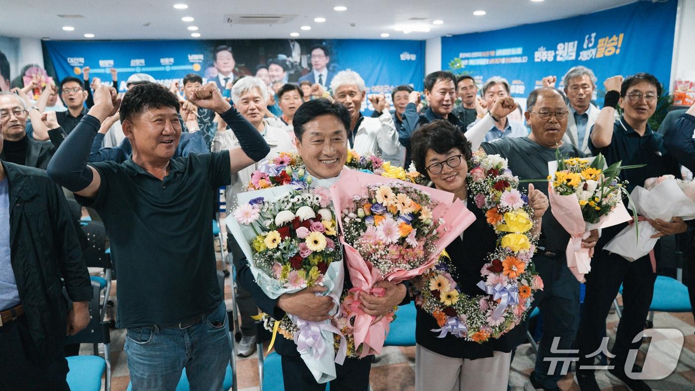 본문 이미지 - 민주당 류경완 남해군수 후보가 4일 캠프 사무실에서 당선을 축하하고 있다(류 후보 캠프 제공. 재판매 및 DB금지).