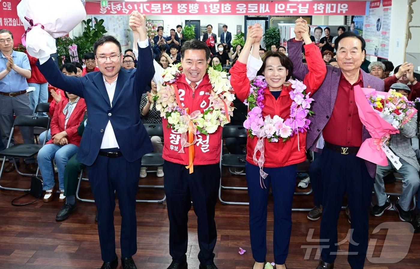 본문 이미지 - 임현철 국민의힘 울산 남구청장 후보가 4일 새벽 울산 남구에 마련된 자신의 선거캠프에서 당선이 확실시 되자 꽃목걸이를 걸고 환호하고 있다. (임현철 당선인 캠프 제공. 재판매 및 DB금지) ⓒ 뉴스1 박정현 기자