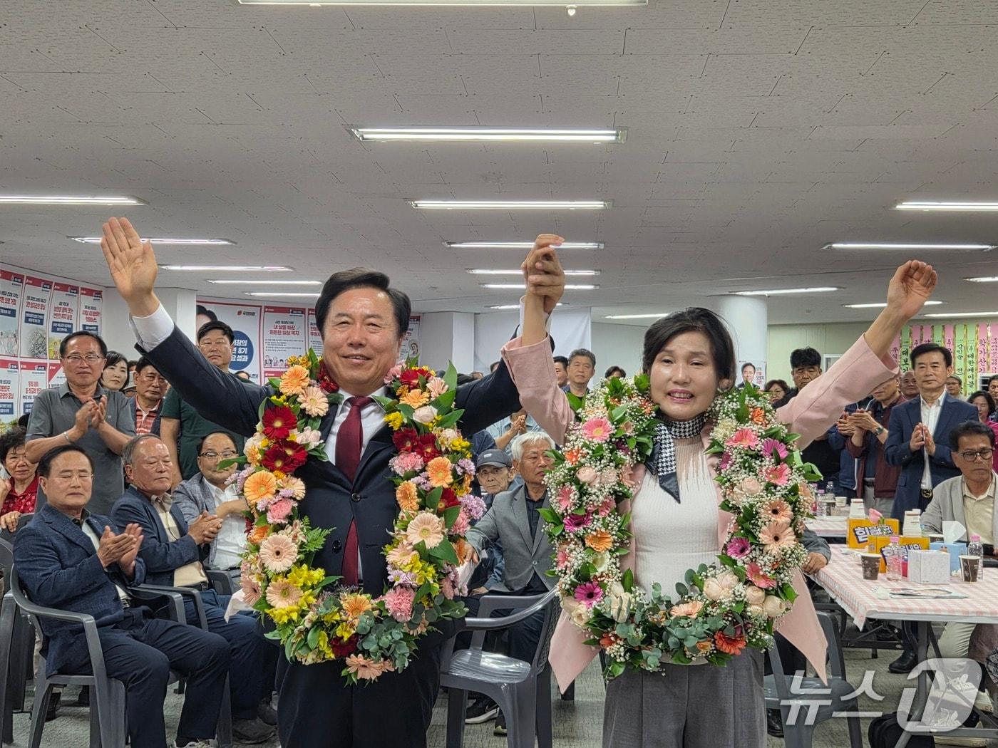 본문 이미지 - 권기창 안동시장 당선인이 당선 확정 소식을 듣고 기뻐하고 있다.(권기창 후보 선거캠프 제공. 재판매 및 DB 금지)2026.6.3/뉴스1