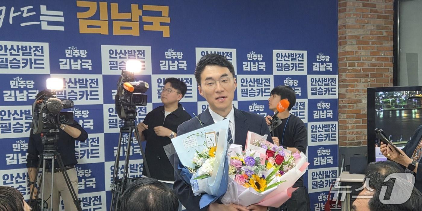 본문 이미지 - 안산갑 김남국 민주당 후보 당선 모습.(김 당선인 캠프 측 제공)