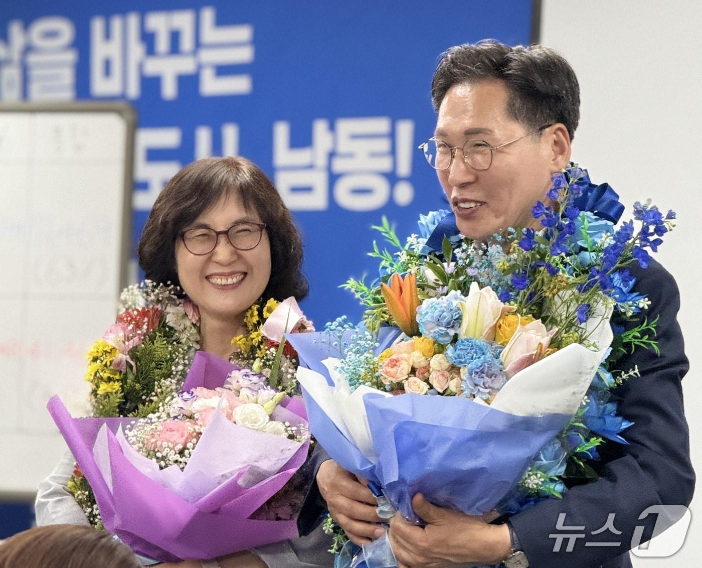 본문 이미지 - 이병래 더불어민주당 인천 남동구청장 후보(63)가 당선 후 아내와 기념촬영을 하고 있다.(후보캠프 제공. 재배포 및 DB금지)2026.6.4/뉴스1