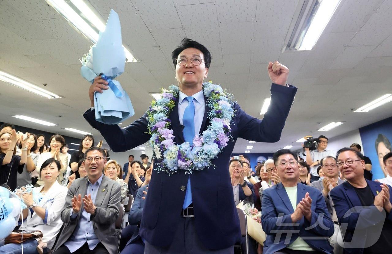 본문 이미지 - 안민석 더불어민주당 경기교육감 후보가 3일 경기 수원시 선거사무실에서 당선이 확실시 된 후 환호하고 있다. (안민석 캠프 제공. 재판매 및 DB금지) 2026.6.4 ⓒ 뉴스1