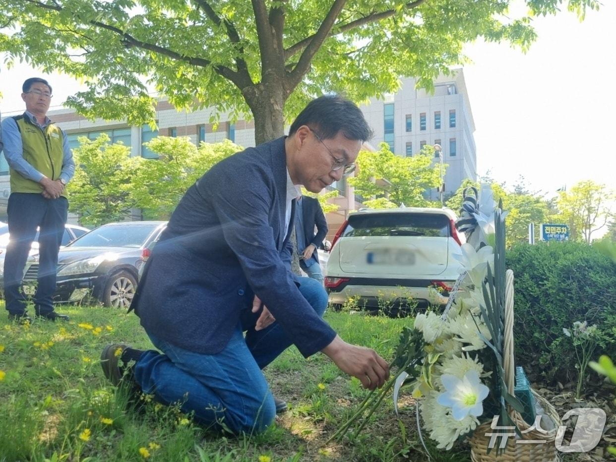 본문 이미지 - 김중남 6·3 지방선거 강원 강릉시장 당선인이 지역 시민사회단체를 운영하던 2024년 5월 당시, 민주노총 건설노조 간부 고(故) 양회동 씨 사망 1주기를 맞아 양 씨가 분신한 춘천지법 강릉지원 내 화단에서 헌화하고 있다.(뉴스1 DB)윤왕근 기자