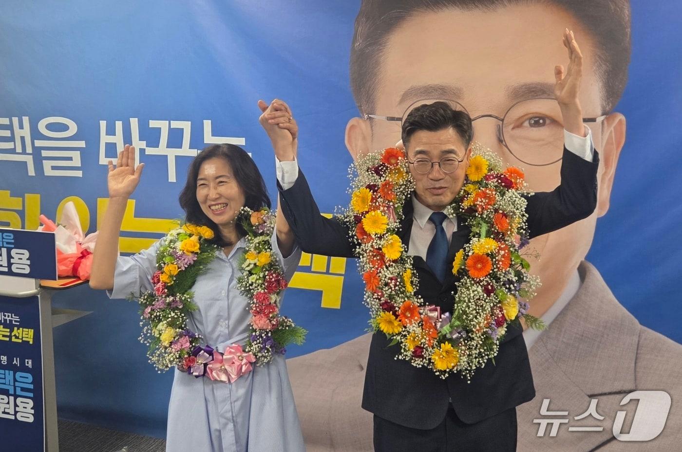 본문 이미지 -  최원용 당선인이 당선이 확실시 되자 꽃다발 걸고 환호하고 있다(최 당선인 선거사무소 제공)