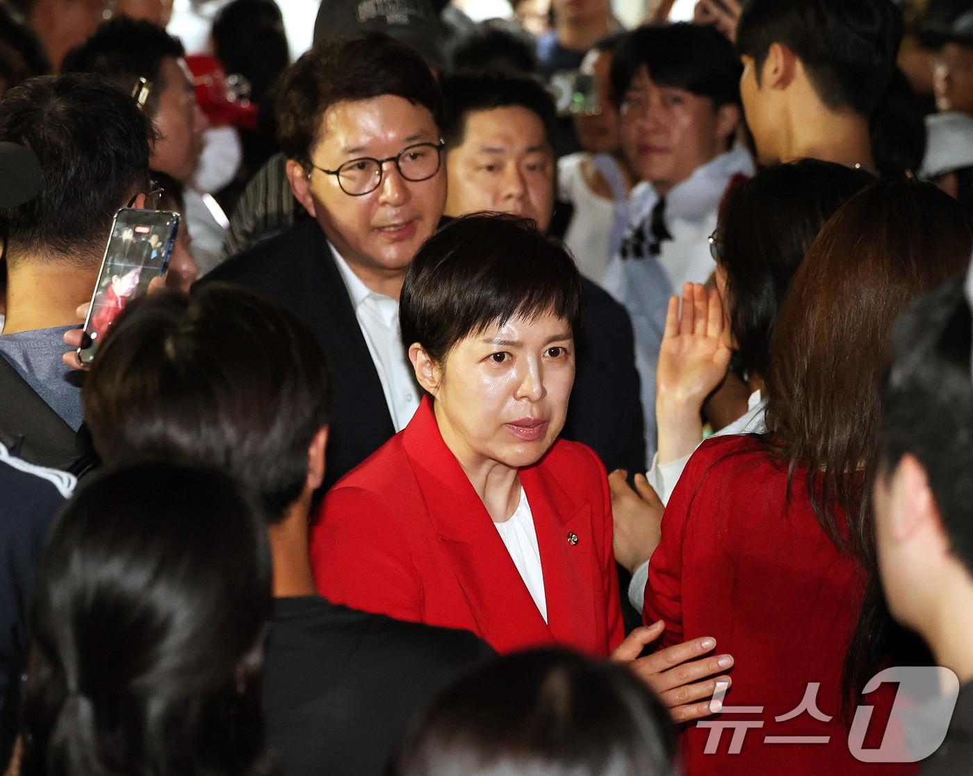 본문 이미지 - 국민의힘 김은혜 의원과 신동욱 의원이 4일 새벽 제9회 전국동시지방선거 및 국회의원 재·보궐선거 본투표일에 투표용지 부족으로 투표 시간이 오후 10시까지 연장됐던 서울 송파구 잠실7동 제2투표소를 찾아 중재에 나섰으나 성과를 거두지 못하고 떠나고 있다. 2026.6.4 ⓒ 뉴스1 박지혜 기자