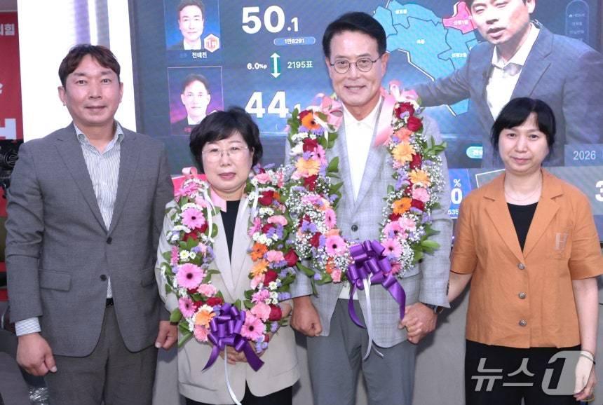 본문 이미지 - 이순걸 국민의힘 울산 울주군수 후보가 4일 울산 울주군에 마련된 자신의 선거캠프에서 당선이 확실시 되자 꽃목걸이를 걸고 기념 사진을 찍고 있다. (이순걸 후보 캠프 제공. 재판매 및 DB 금지) /뉴스1